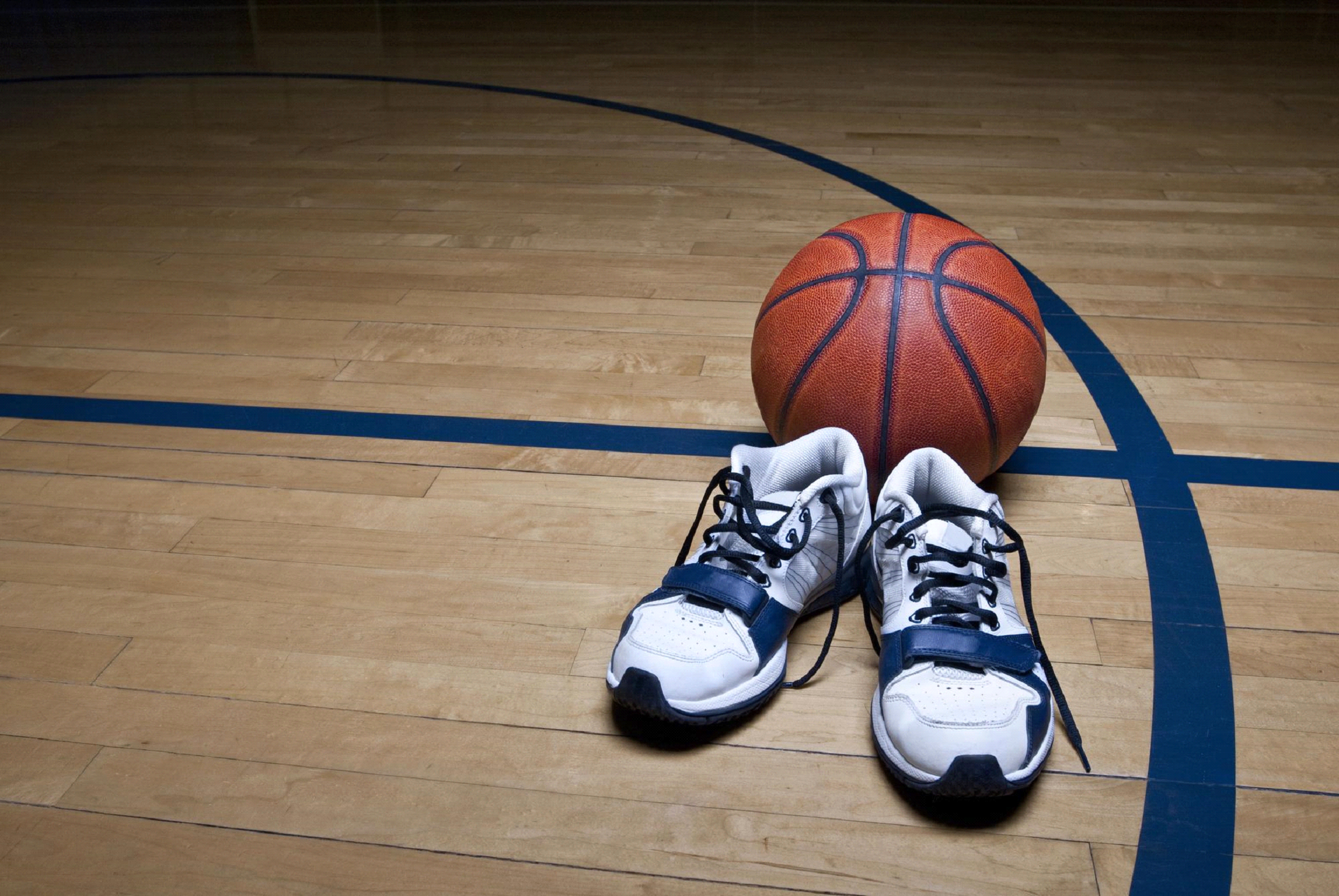 Jak nosić buty do koszykówki poza boiskiem?