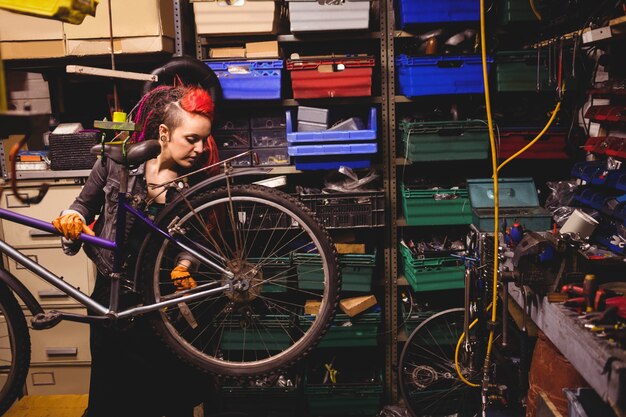 Optymalizacja przestrzeni garażowej dzięki innowacyjnym rozwiązaniom do przechowywania rowerów